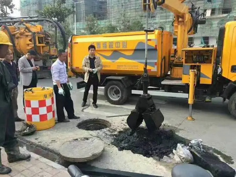 东戴河街道：网格员化身“清道夫”，为民解忧疏通“堵心”化粪池