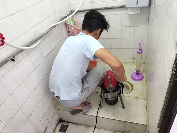 东戴河管道堵塞冒臭气 专业师傅现场解决问题